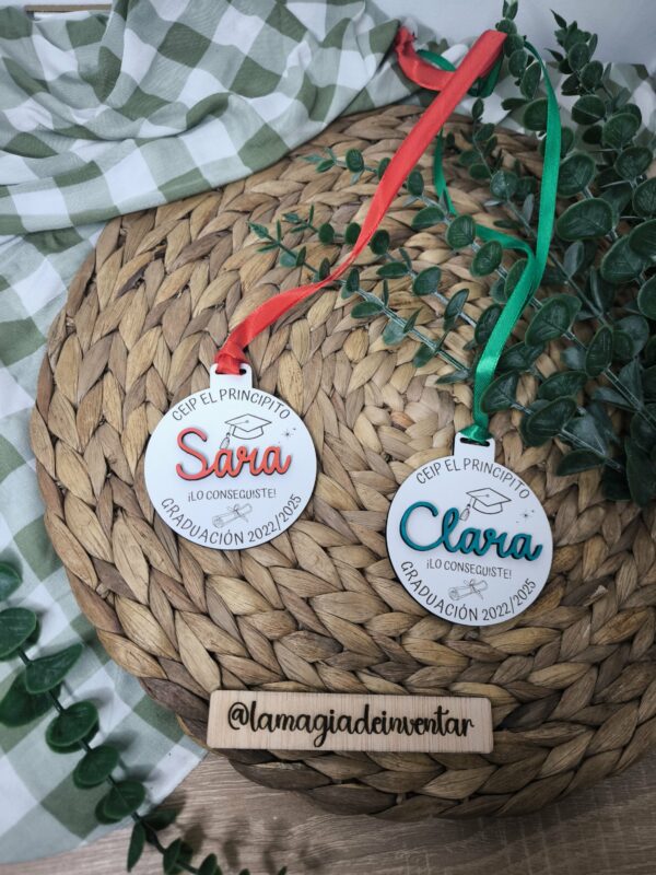 Medallas con nombre en relieve
